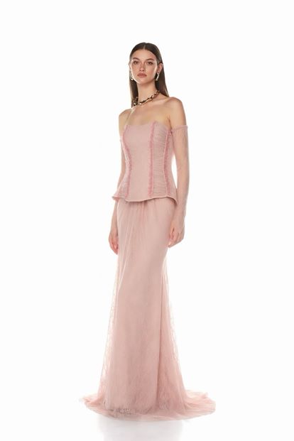 Robe de soirée en dentelle rose avec détail péplum